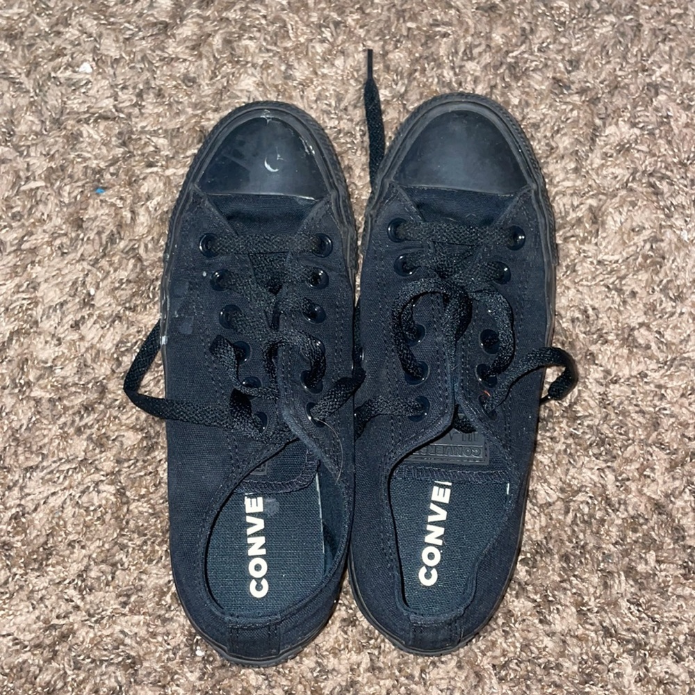 All black unisex converse - men’s size 5, women’s 7.